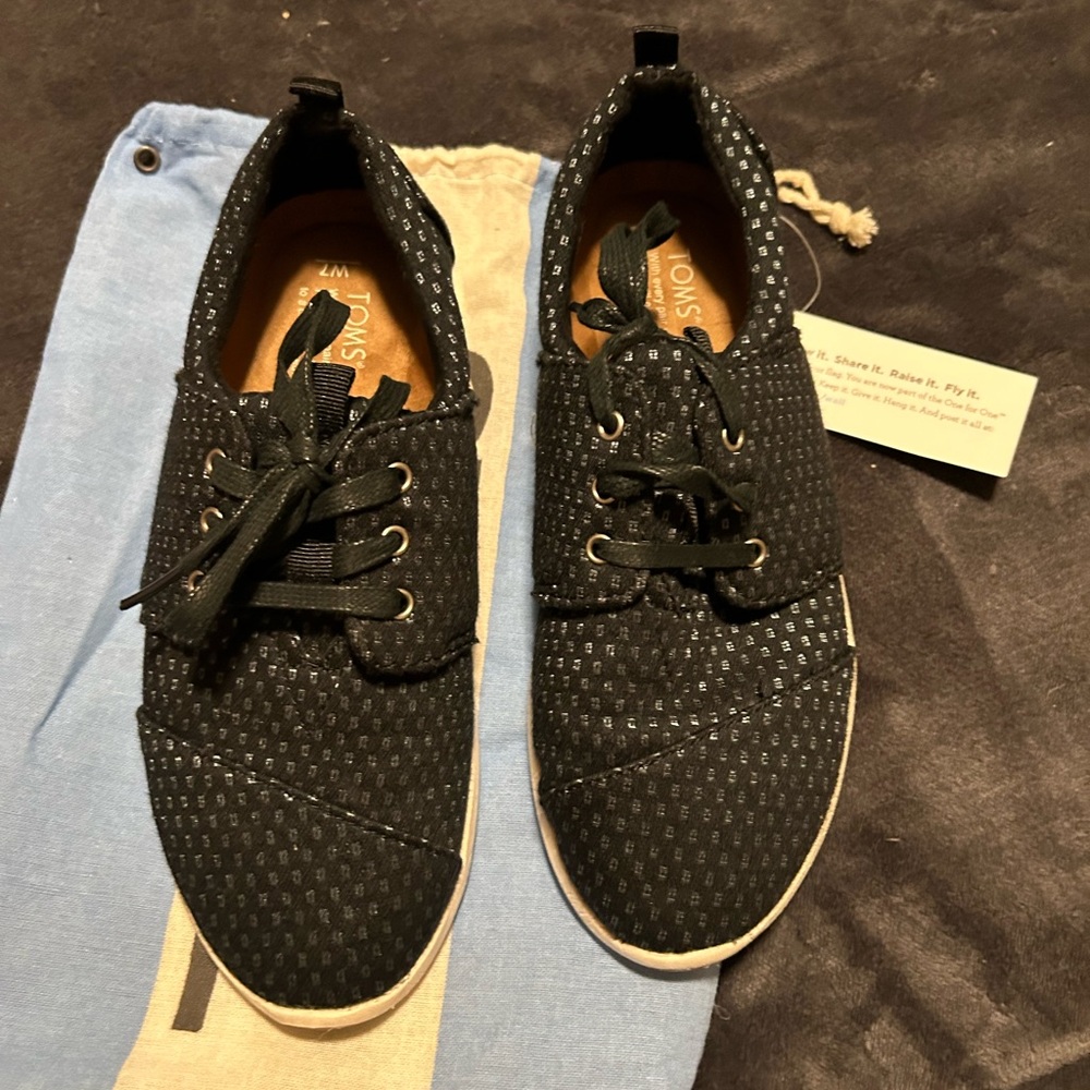 Tom’s women’s tie on shoes